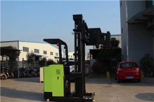 The three-way forklift is undoubtedly the lucky star in the narrow passage!