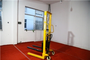 Do you know the three characteristics of the hand pallet stacker?