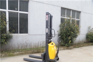 What should be paid attention to in a semi electric stacker?