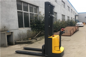 How to analyze the development trend of electric stacker forklift?