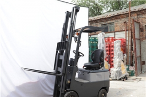 What preparations do you need to take before driving the small forklift truck?