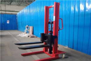 How can I choose a manual hydraulic forklift with high efficiency?