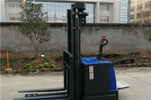 Daily maintenance of electric walkie stacker