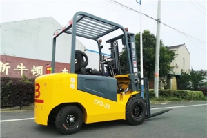 What are some simple ways to reduce the cost of using electric forklifts?
