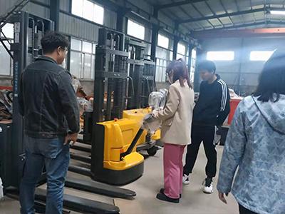 The self loading pallet stacker