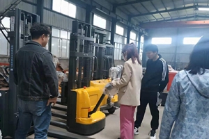 What are the advantages of the self loading pallet stacker?