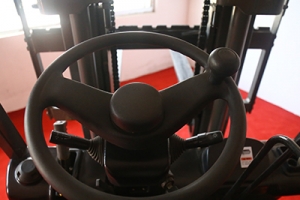 How many steering methods are there for small electric forklifts? 