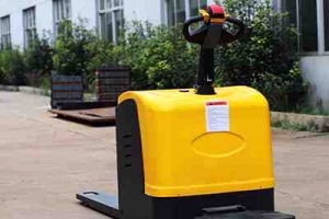 How does the hydraulic system of an electric pallet truck work?