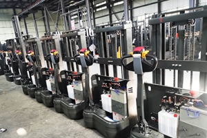 What are the power system failures encountered in the use of electric forklifts?