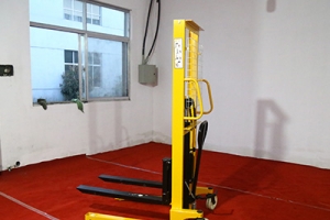 Characteristics of manual hydraulic stacker