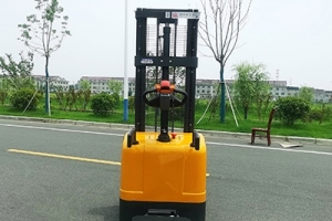 How to troubleshoot the running circuit of an electric stacker?