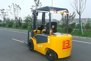 What to do if the battery shell of the 3 ton electric forklift is damaged?