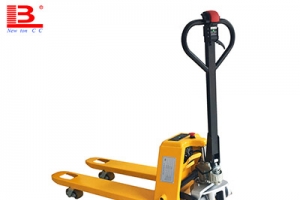 How much does a normal manual forklift weigh