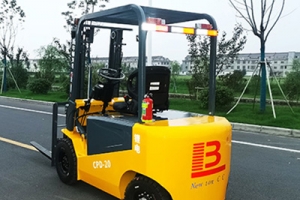 How to check the hydraulic oil tank of an electric forklift?