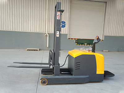 straddle reach truck