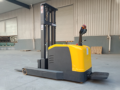 straddle reach truck