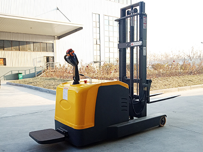 straddle reach truck