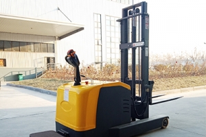 Forward moving mechanism and driving mechanism of straddle reach truck