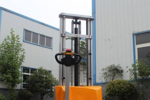 Fault phenomenon and steering problem of electric forklift oil pump not working