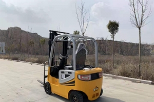 Assembly and adjustment of mechanical steering system for electric forklifts