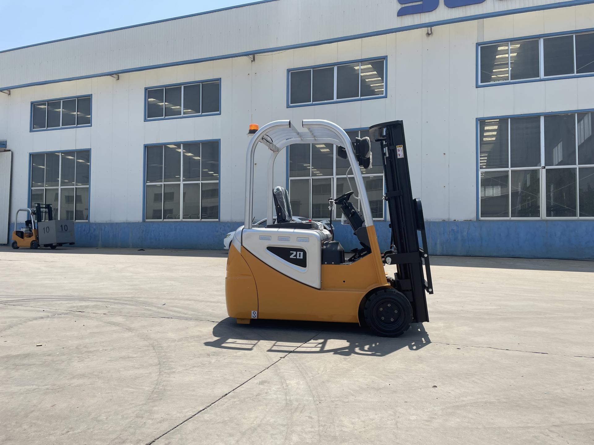 Electric three-fulcrum forklift