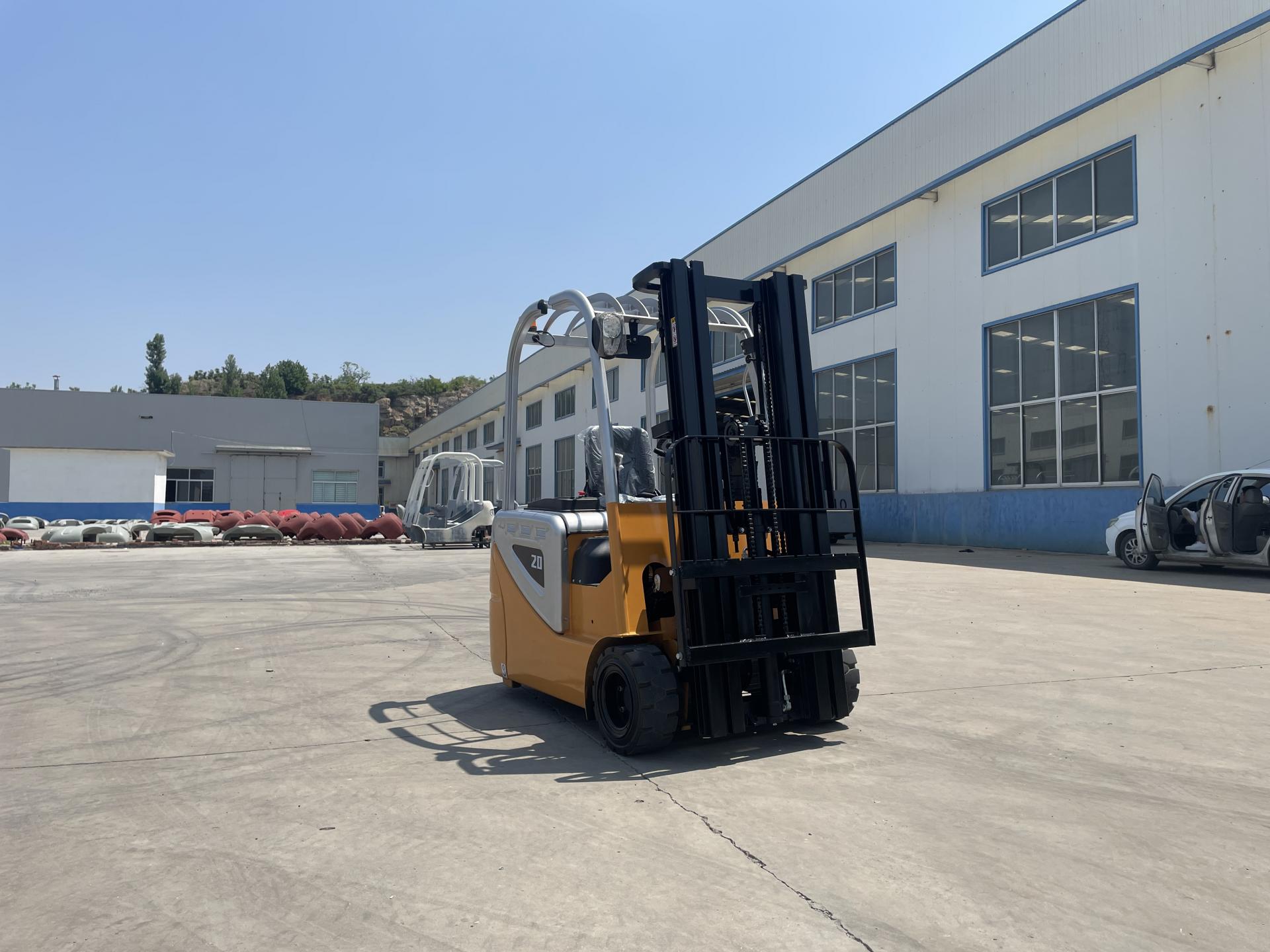 Electric three-fulcrum forklift