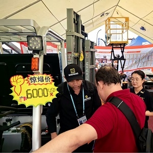 The new Niudun forklift at the Canton Fair wins fans with its strength